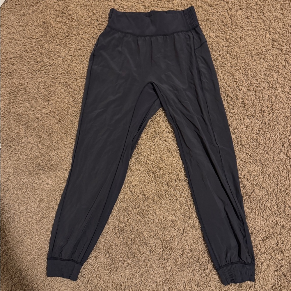 Women’s lululemon joggers size 6